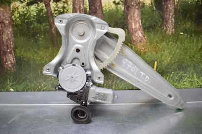 ELEVALUNAS TRASERO DERECHO TOYOTA AURIS 1.6 16V (124 CV) DE 2007 - D.3599142 / 973581100