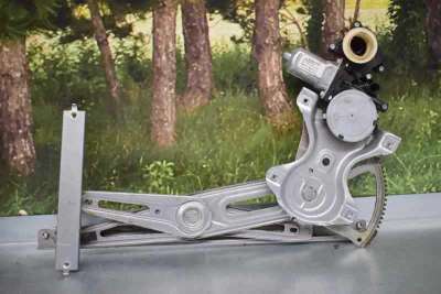 ELEVALUNAS DELANTERO IZQUIERDO TOYOTA YARIS 1.3 (87 CV) DE 2007 - D.3902996 / 983722102