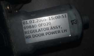 ELEVALUNAS TRASERO IZQUIERDO TOYOTA COROLLA VERSO 1.8 16V (129 CV) DE 2005 - D.4093125 / 698400F020