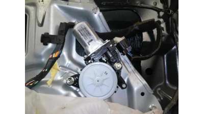 ELEVALUNAS DELANTERO IZQUIERDO KIA CARNIVAL 2.9 CRDi (185 CV) DE 2007 - D.4208860 / 824504D000