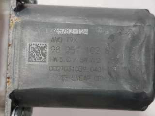 ELEVALUNAS DELANTERO DERECHO PEUGEOT 308 1.5 HDI (130CV) DE 2020 - D.4383246 / 9825710280