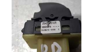 MANDO ELEVALUNAS DELANTERO DERECHO RENAULT CLIO IV 0.9 Energy (90 CV) DE 2013 - D.4481543 / 25428614R