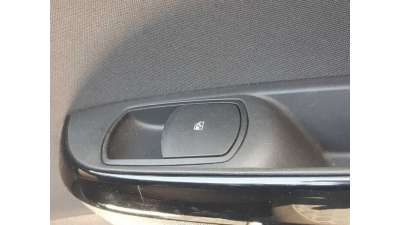 MANDO ELEVALUNAS DELANTERO DERECHO OPEL CORSA E 1.4 (90 CV) DE 2015 - D.4531186