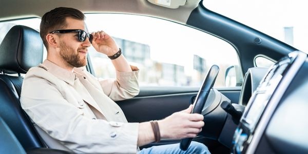 Los 10 vicios que deberías evitar al conducir si quieres que tu coche dure muchos años