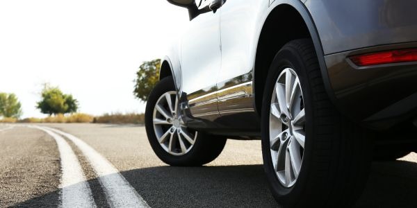 ¿Por qué el coche tiende a irse hacia un lado? Causas más comunes