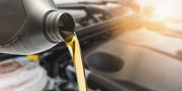 Mi coche consume mucho aceite, ¿debo preocuparme? Descubre cuándo es normal y cuándo es síntoma de una avería seria