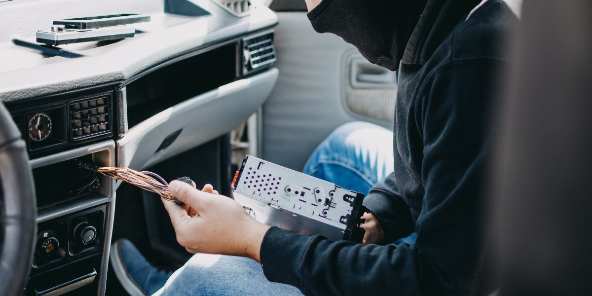 Robos en coches durante el verano, los errores que los ladrones aprovechan